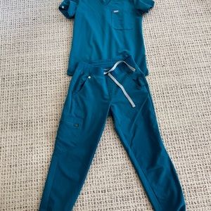 Figs Zamora jogger in XS petite and Catarina One-Pocket Scrub Top in XS.